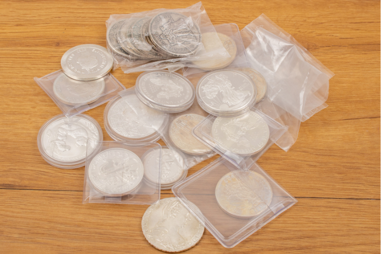 Echte und gefälschte Silbermünzen